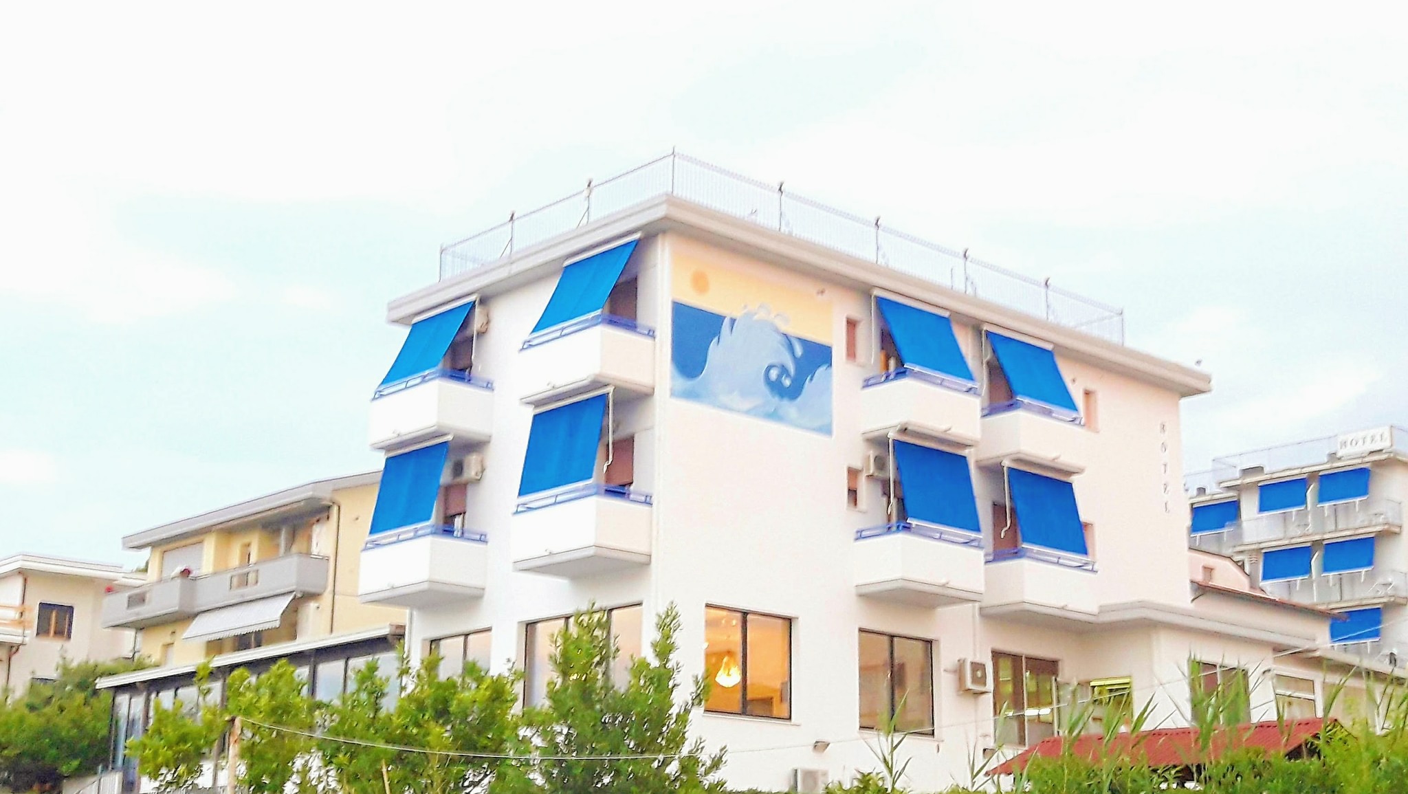 hotel mare blu pineto in posizione prima fila fronte mare con parcheggio interno, spiaggia privata e colazione a buffet